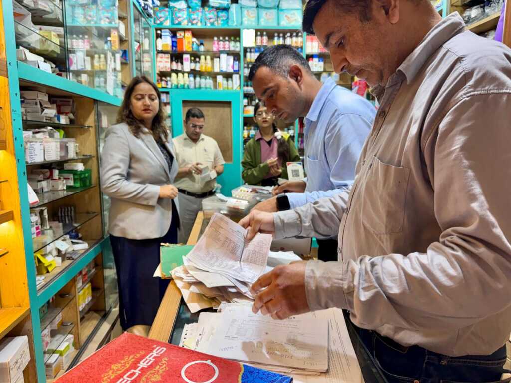 मसूरी क्षेत्र में मेडिकल स्टोरों पर औचक निरीक्षण, 4 प्रतिष्ठानों में गंभीर अनियमितताएं; दवा बिक्री पर रोक-Newsnetra 9 IMG 20260812 WA0003