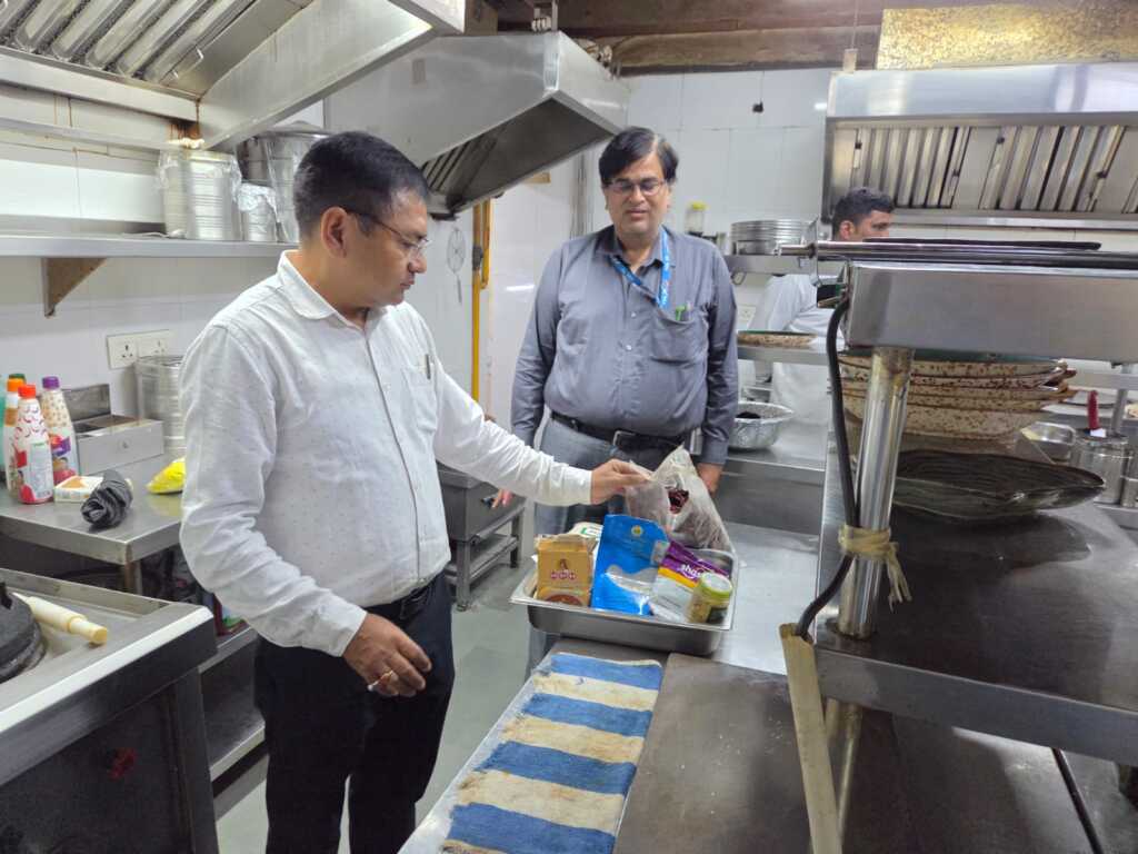 देहरादून-टिहरी में खाद्य विभाग की बड़ी कार्रवाई, होटल-रेस्टोरेंट की रसोई से 13 खाद्य पदार्थों के सैंपल जांच को भेजे-Newsnetra 15 IMG 20260813 WA0002