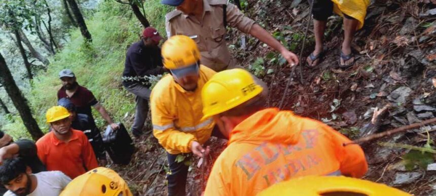 नैनीताल के लुक्ताधार में बड़ा हादसा: खाई में गिरा टेंपो ट्रैवलर, 2 की मौत; 20 यात्रियों का SDRF-NDRF ने किया रेस्क्यू-Newsnetra 3 IMG 20260815 WA0094