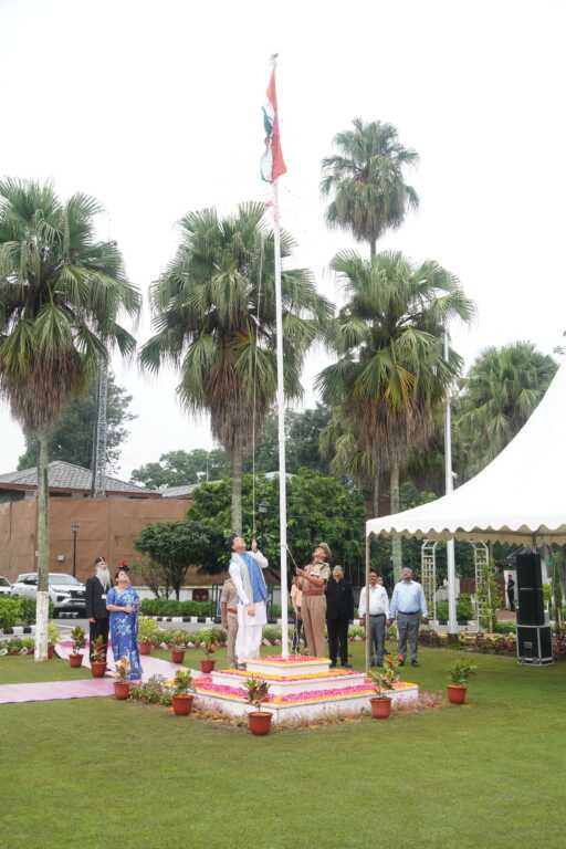 80वें स्वतंत्रता दिवस पर मुख्यमंत्री धामी ने मुख्यमंत्री आवास में फहराया तिरंगा, अधिकारियों-कर्मचारियों को दिलाई राष्ट्रीय एकता की शपथ-Newsnetra 7 IMG 20260815 WA0132
