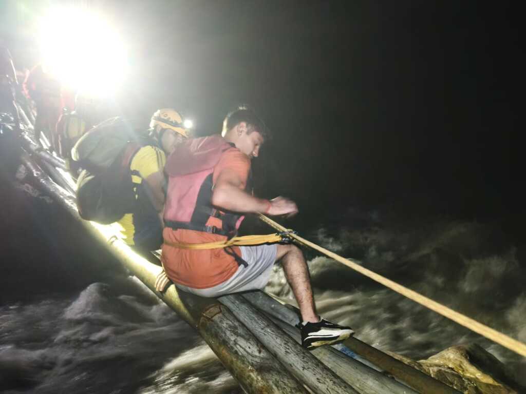 स्वारना नदी में अचानक बढ़ा जलस्तर, जंगल में फंसे UPES के 6 छात्र; SDRF ने 6 KM ट्रैकिंग कर किया रेस्क्यू-Newsnetra 6 IMG 20260819 WA0046
