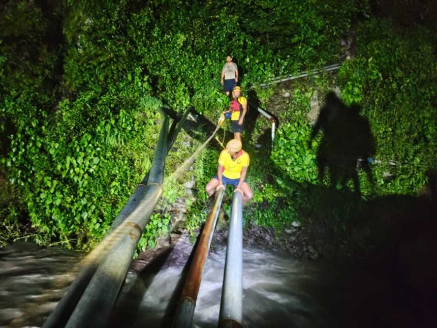 स्वारना नदी में अचानक बढ़ा जलस्तर, जंगल में फंसे UPES के 6 छात्र; SDRF ने 6 KM ट्रैकिंग कर किया रेस्क्यू-Newsnetra 5 IMG 20260819 WA0047