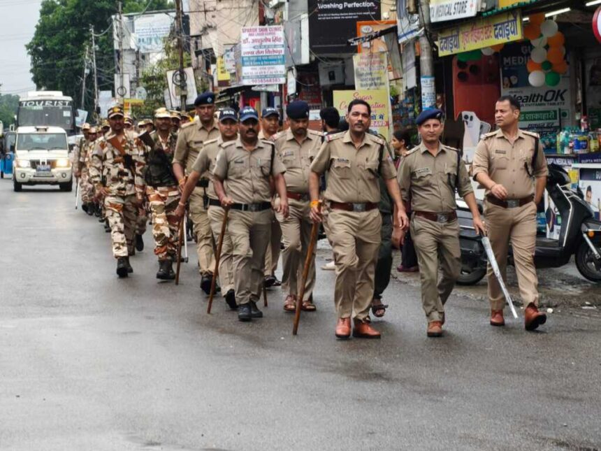 VVIP कार्यक्रम को लेकर दून पुलिस अलर्ट, सीमाओं पर सघन चेकिंग और डोईवाला-कैंट में फ्लैग मार्च-Newsnetra 9 IMG 20260819 WA0080