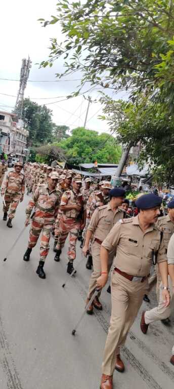 VVIP कार्यक्रम को लेकर दून पुलिस अलर्ट, सीमाओं पर सघन चेकिंग और डोईवाला-कैंट में फ्लैग मार्च-Newsnetra 12 IMG 20260819 WA0082