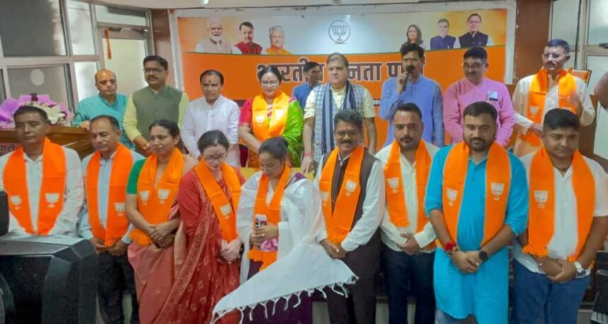 श्रीनगर में भाजपा का बड़ा सियासी दांव, मेयर आरती भंडारी की ‘घर वापसी’, 10 पार्षद भी भाजपा में शामिल-Newsnetra 7 IMG 20260819 WA0126