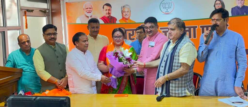 श्रीनगर में भाजपा का बड़ा सियासी दांव, मेयर आरती भंडारी की ‘घर वापसी’, 10 पार्षद भी भाजपा में शामिल-Newsnetra 9 IMG 20260819 WA0127