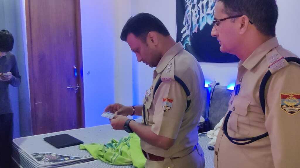 प्रेमनगर में पुलिस का हॉस्टल-पीजी चेकिंग अभियान, 4 संचालकों को नोटिस; 4 युवक हिरासत में-Newsnetra 12 IMG 20260822 WA0074