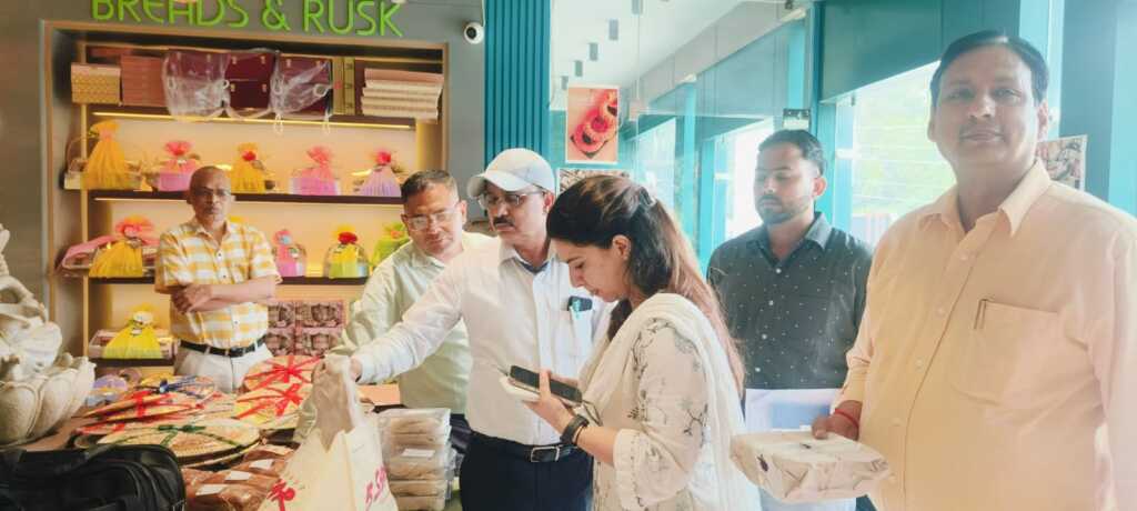 त्योहारी सीजन में मिलावटखोरी पर प्रशासन का शिकंजा, मिठाई-डेयरी प्रतिष्ठानों पर छापेमारी-Newsnetra 9 IMG 20260825 WA0085