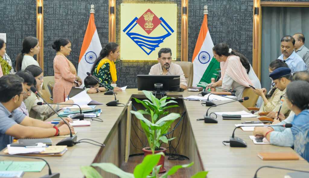 समाधान दिवस में 140 फरियादियों ने रखीं समस्याएं, डीएम ने अधिकांश मामलों का मौके पर किया निस्तारण-Newsnetra 9 IMG 20260825 WA0106 1