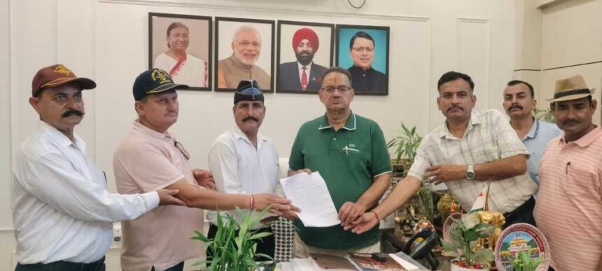 पूर्व सैनिकों की समान वेतन की मांग पर मंत्री गणेश जोशी का बड़ा आश्वासन, जल्द होगी अधिकारियों संग बैठक-Newsnetra 3 IMG 20260827 WA0051