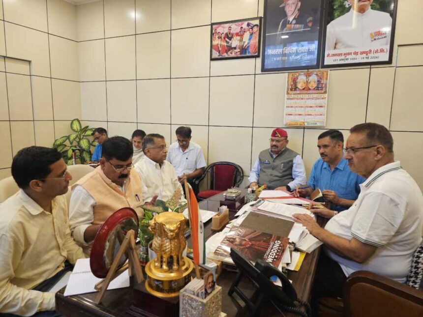 पूर्व सैनिकों को समान कार्य के लिए समान वेतन का लाभ दिलाने की तैयारी, मंत्री गणेश जोशी ने दिए निर्देश-Newsnetra 9 IMG 20260827 WA0179