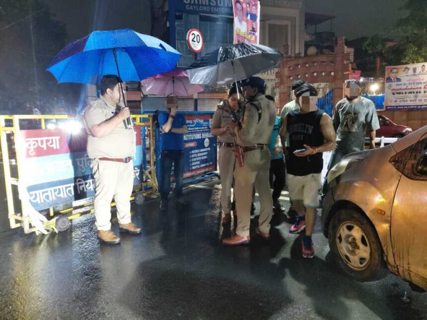 देहरादून में रातभर चला पुलिस का सघन चेकिंग अभियान, 700 से ज्यादा लोगों से पूछताछ; 27 संदिग्ध थाने लाए गए-Newsnetra 13 IMG 20260831 WA0048