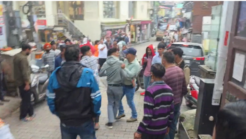 मसूरी मालरोड बैरियर पर हाई वोल्टेज ड्रामा, पालिका कर्मचारी और युवक में जमकर मारपीट-Newsnetra 3 Screenshot 2026 08 29 192423