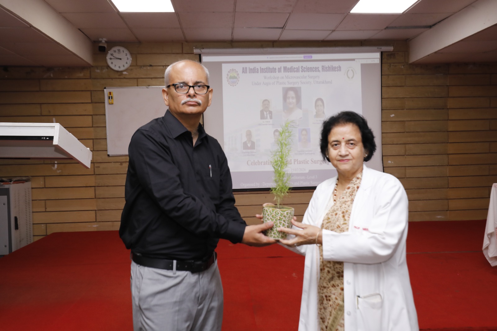 World Plastic Surgery Day पर एम्स ऋषिकेश में माइक्रोवैस्कुलर सर्जरी वर्कशॉप, विशेषज्ञों ने सिखाई आधुनिक तकनीक-Newsnetra 6 WhatsApp Image 2026 08 10 at 6.03.46 PM