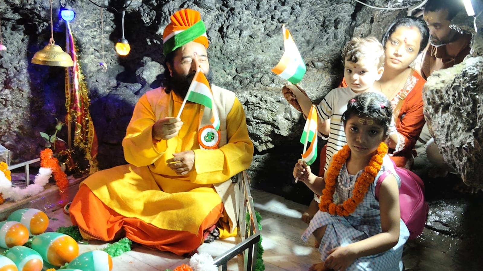 टपकेश्वर में स्वतंत्रता दिवस की पूर्व संध्या पर माता वैष्णो देवी मंदिर में तिरंगा श्रृंगार, श्रद्धालुओं ने लिया विकसित भारत का संकल्प-Newsnetra 15 WhatsApp Image 2026 08 14 at 9.56.27 PM