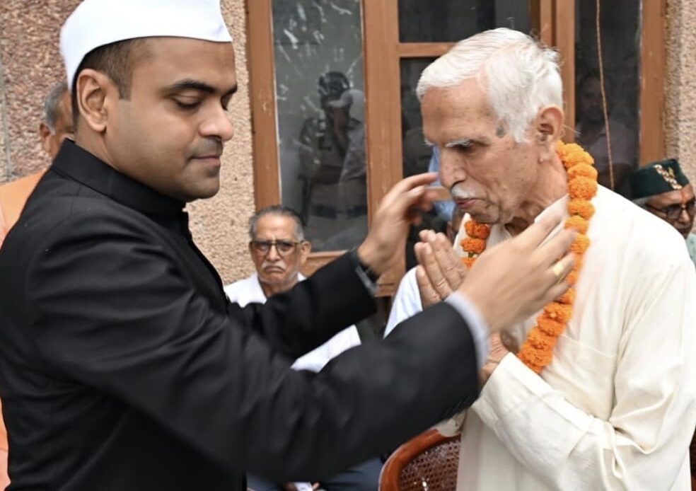 हरिद्वार में स्वतंत्रता सेनानी परिवारों का सम्मान, डीएम मयूर दीक्षित बोले—जिनके कारण आज खुली हवा में सांस ले रहे हैं, उनके वंशजों का सम्मान करना हमारा सौभाग्य-Newsnetra 8 bf011ed3 14c2 4df0 b618 722ba34b6c55