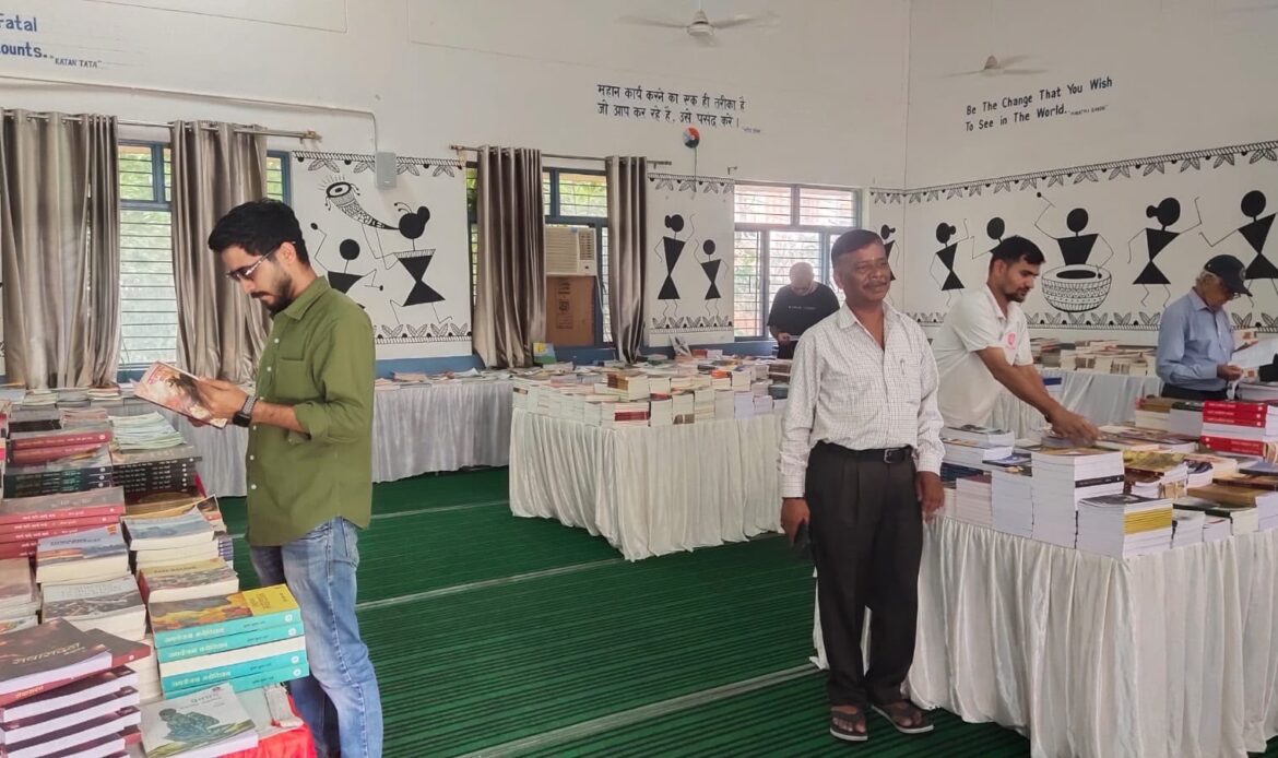 रुड़की के रामनगर डाइट में आठ दिवसीय पुस्तक मेला संपन्न; साहित्य और ज्ञान के प्रति दिखा पाठकों का भारी उत्साह-Newsnetra 4 c895edeb 5a56 4039 a543 320f9056ecbf b18c6b38 6fff 4110 8cf7 289f7d4d73e8 1
