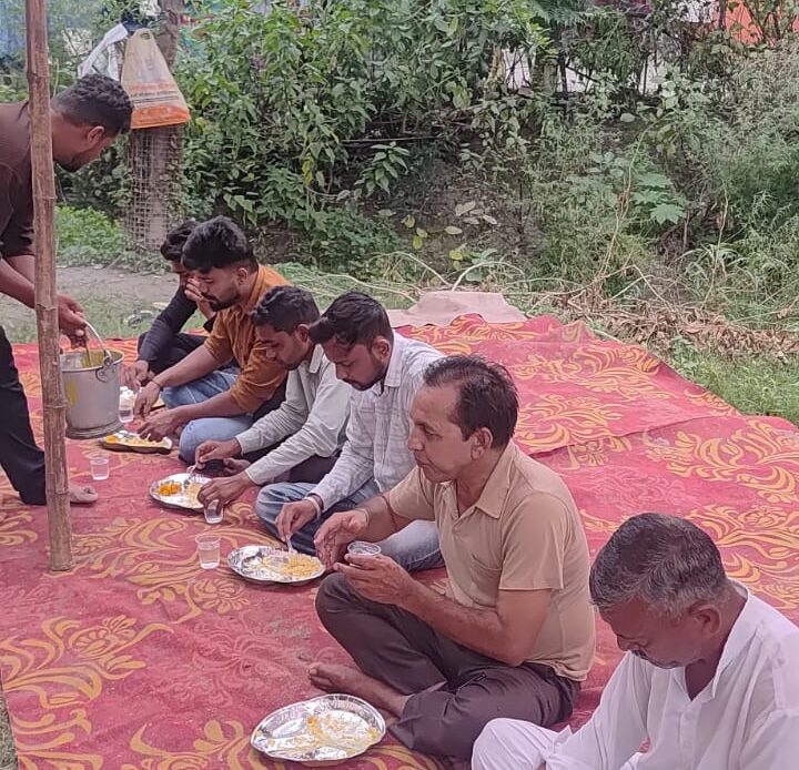 कांवड़ यात्रियों की सेवा में जगजीतपुर रोड पर भंडारे का आयोजन, शिवभक्तों को कराया भोजन और वितरित किया प्रसाद-Newsnetra 4 e5d90a4a 8c4b 492a 8cbd 3522b6597694 1