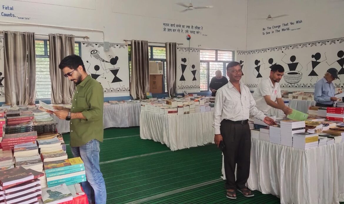 रुड़की के रामनगर डाइट में आठ दिवसीय पुस्तक मेला संपन्न; साहित्य और ज्ञान के प्रति दिखा पाठकों का भारी उत्साह-Newsnetra 6 ebd7ba59 5a0c 42b4 9030 a8d70b90611b 585b66bb 7770 4437 adda b904485fd8de 1