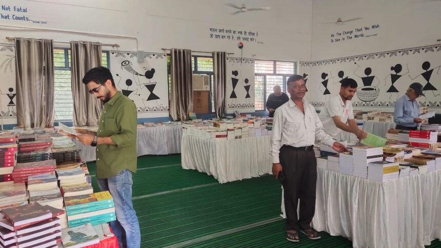रुड़की के रामनगर डाइट में आठ दिवसीय पुस्तक मेला संपन्न; साहित्य और ज्ञान के प्रति दिखा पाठकों का भारी उत्साह-Newsnetra 3 ebd7ba59 5a0c 42b4 9030 a8d70b90611b 585b66bb 7770 4437 adda b904485fd8de 2