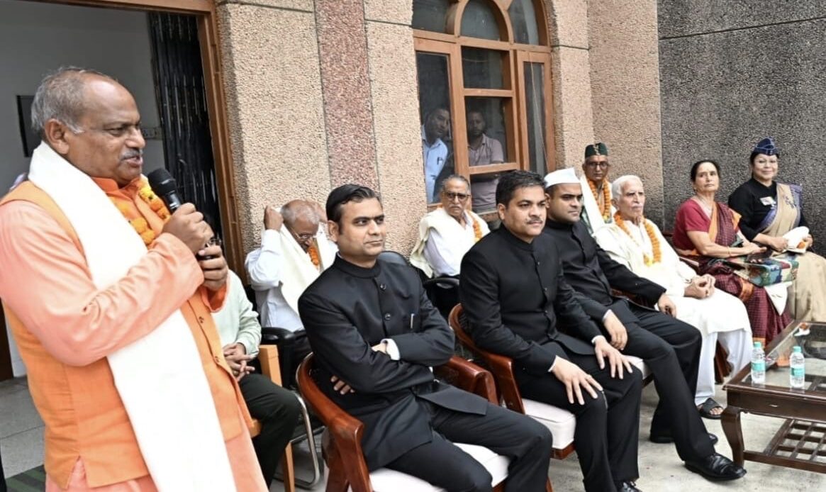 हरिद्वार में स्वतंत्रता सेनानी परिवारों का सम्मान, डीएम मयूर दीक्षित बोले—जिनके कारण आज खुली हवा में सांस ले रहे हैं, उनके वंशजों का सम्मान करना हमारा सौभाग्य-Newsnetra 4 f82cb9ae 7d45 4985 919c a730a404e0d2