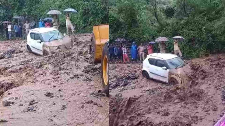 कालसी-चकराता मार्ग पर जोहड़ी के पास गदेरे में आया मलबा, बीच में फंसी सवारियों से फंसी कार-Newsnetra 3 images 6