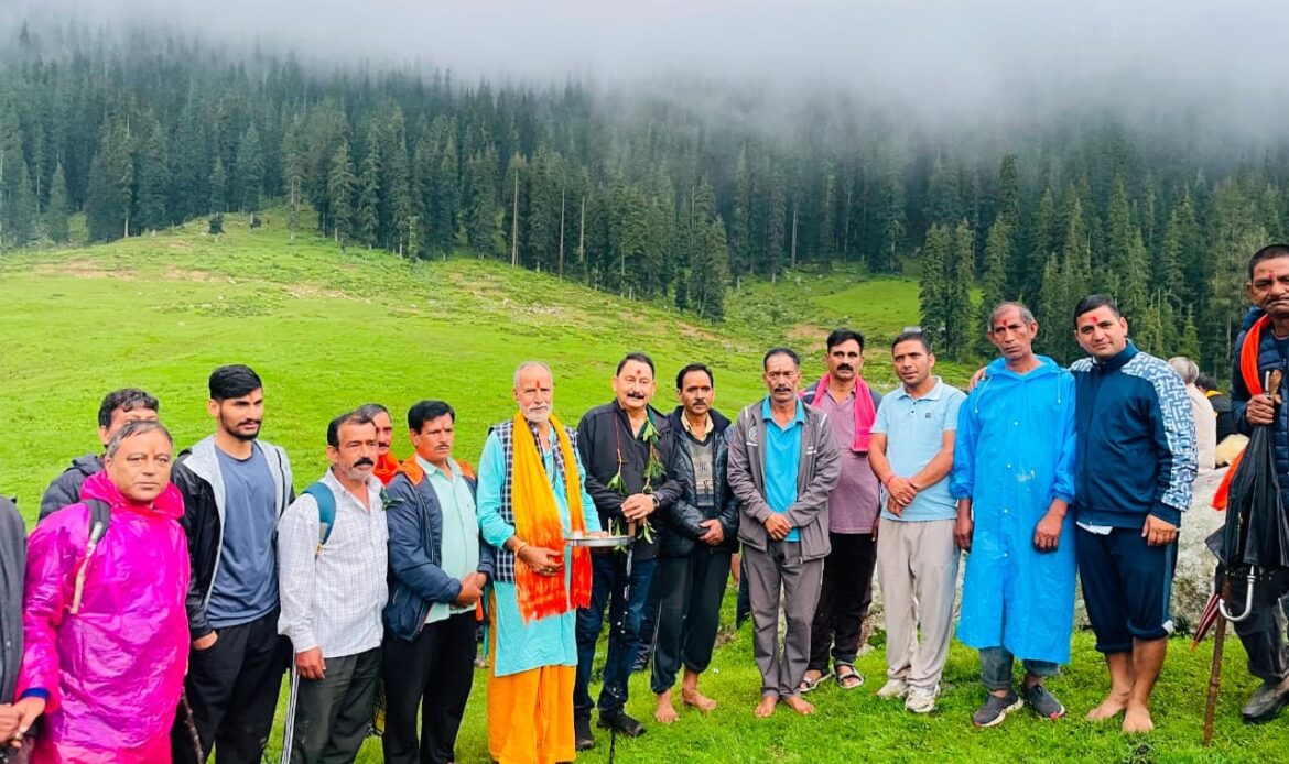 बाड़ागड्डी क्षेत्र की पौराणिक शैल यात्रा में शामिल हुए पूर्व विधायक विजयपाल सजवाण, हरुन्ता बुग्याल तक तय किया पैदल सफर-Newsnetra 18 img 8550