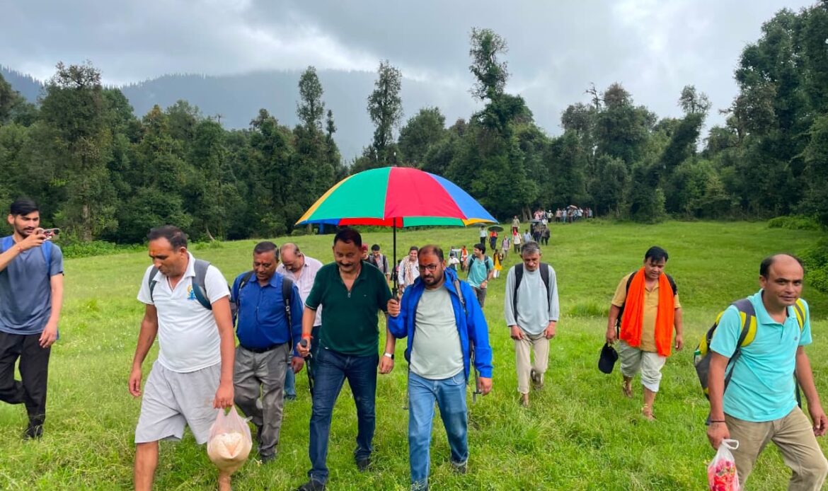 बाड़ागड्डी क्षेत्र की पौराणिक शैल यात्रा में शामिल हुए पूर्व विधायक विजयपाल सजवाण, हरुन्ता बुग्याल तक तय किया पैदल सफर-Newsnetra 17 img 8551