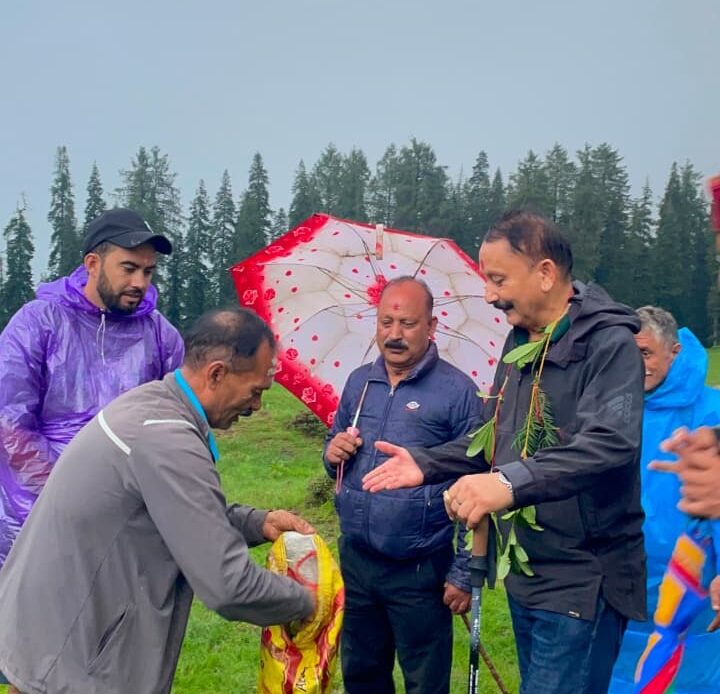 बाड़ागड्डी क्षेत्र की पौराणिक शैल यात्रा में शामिल हुए पूर्व विधायक विजयपाल सजवाण, हरुन्ता बुग्याल तक तय किया पैदल सफर-Newsnetra 12 img 8553