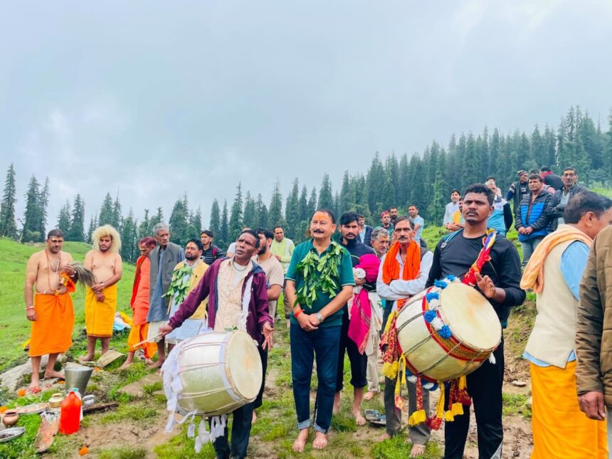 बाड़ागड्डी क्षेत्र की पौराणिक शैल यात्रा में शामिल हुए पूर्व विधायक विजयपाल सजवाण, हरुन्ता बुग्याल तक तय किया पैदल सफर-Newsnetra 3 img 8555 1