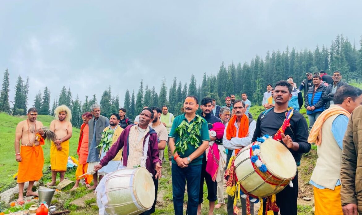 बाड़ागड्डी क्षेत्र की पौराणिक शैल यात्रा में शामिल हुए पूर्व विधायक विजयपाल सजवाण, हरुन्ता बुग्याल तक तय किया पैदल सफर-Newsnetra 14 img 8555