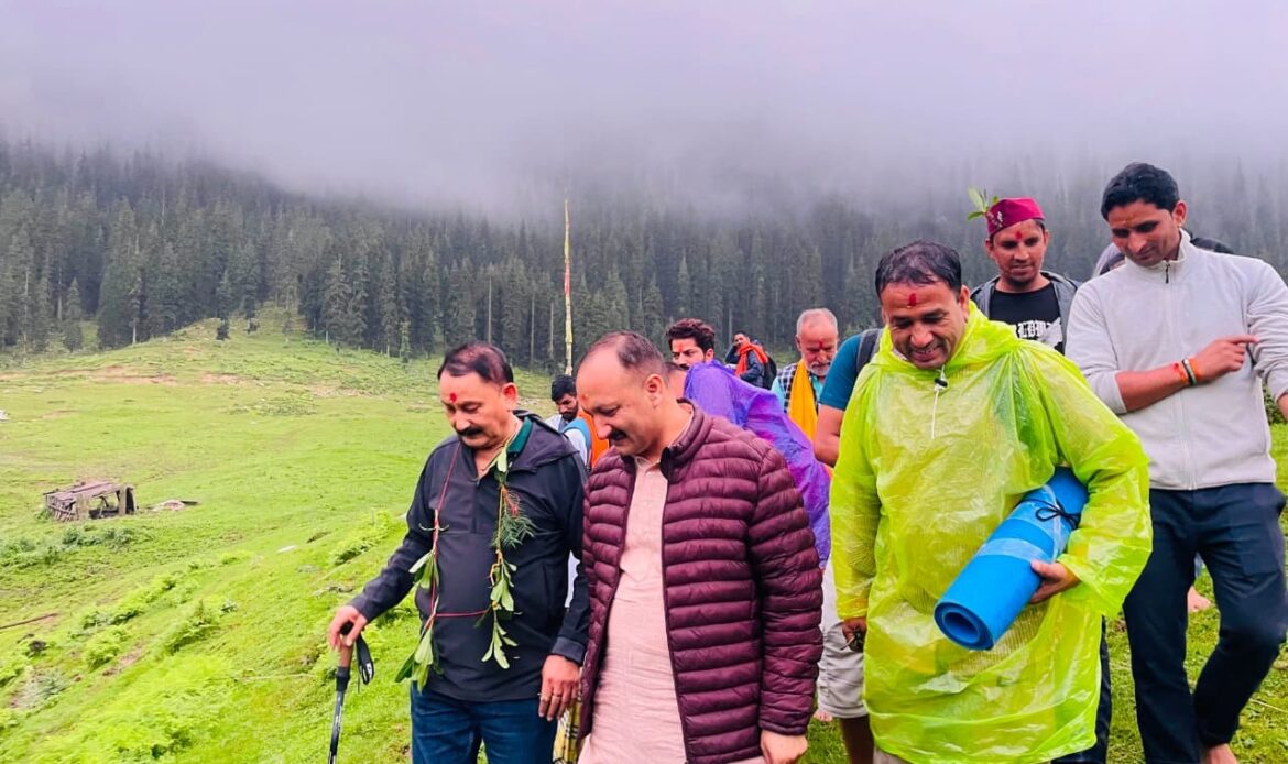 बाड़ागड्डी क्षेत्र की पौराणिक शैल यात्रा में शामिल हुए पूर्व विधायक विजयपाल सजवाण, हरुन्ता बुग्याल तक तय किया पैदल सफर-Newsnetra 11 img 8557