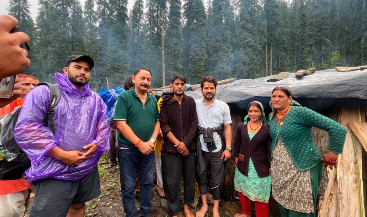 बाड़ागड्डी क्षेत्र की पौराणिक शैल यात्रा में शामिल हुए पूर्व विधायक विजयपाल सजवाण, हरुन्ता बुग्याल तक तय किया पैदल सफर-Newsnetra 10 img 8558