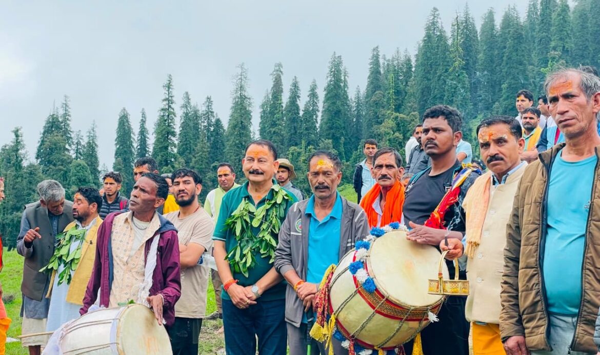 बाड़ागड्डी क्षेत्र की पौराणिक शैल यात्रा में शामिल हुए पूर्व विधायक विजयपाल सजवाण, हरुन्ता बुग्याल तक तय किया पैदल सफर-Newsnetra 9 img 8561