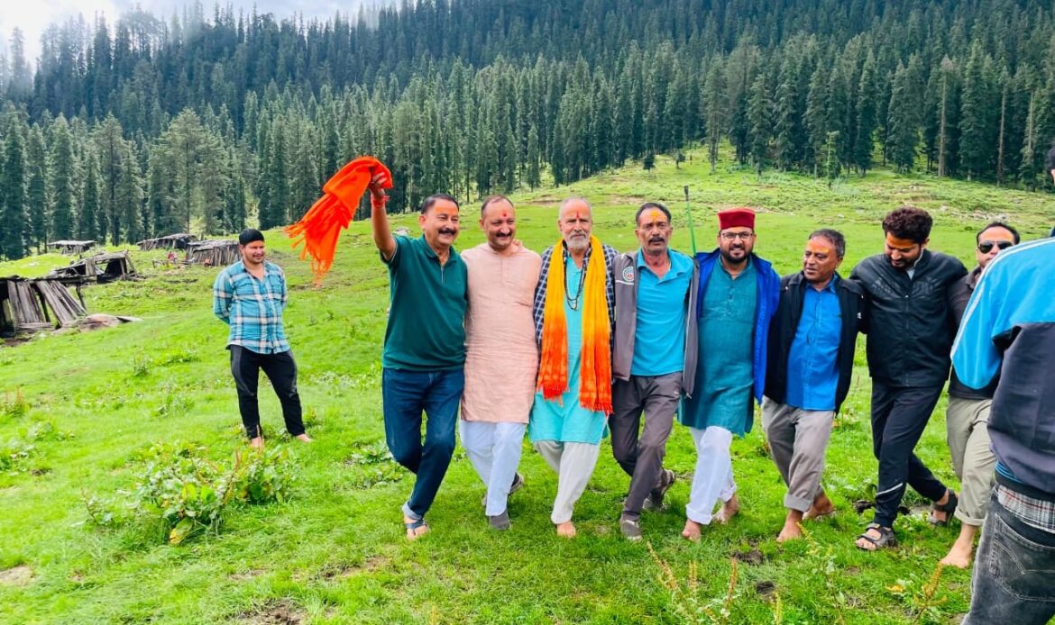 बाड़ागड्डी क्षेत्र की पौराणिक शैल यात्रा में शामिल हुए पूर्व विधायक विजयपाल सजवाण, हरुन्ता बुग्याल तक तय किया पैदल सफर-Newsnetra 6 img 8562