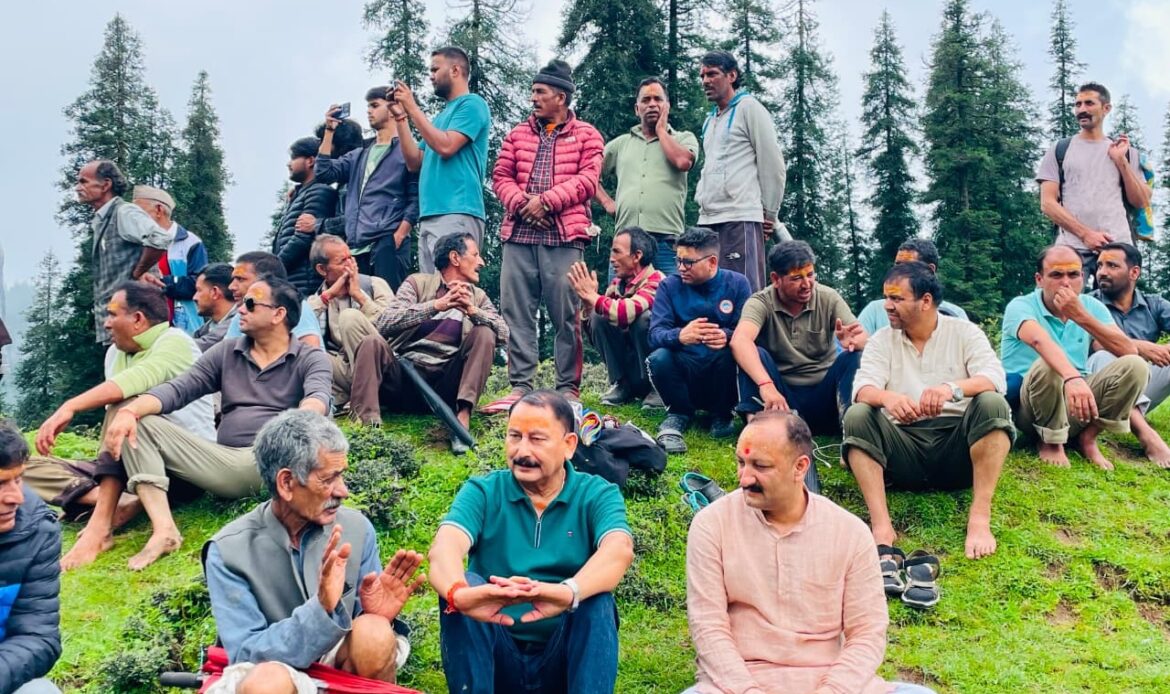 बाड़ागड्डी क्षेत्र की पौराणिक शैल यात्रा में शामिल हुए पूर्व विधायक विजयपाल सजवाण, हरुन्ता बुग्याल तक तय किया पैदल सफर-Newsnetra 5 img 8563