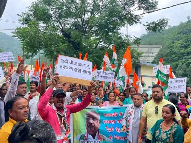 खड़गे जी के अपमान पर भाजपा की चुप्पी और महेंद्र भट्ट का बचाव भाजपा की दलित विरोधी मानसिकता को उजागर करता है: गणेश गोदियाल-Newsnetra 4 img 9964