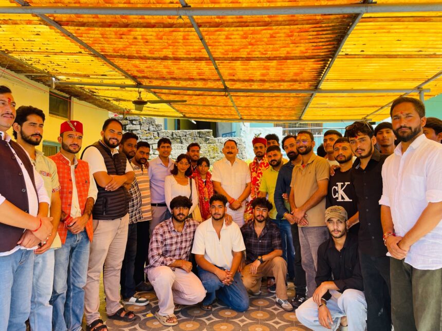 नवनिर्वाचित छात्रसंघ पदाधिकारियों से पूर्व विधायक विजयपाल सजवाण ने की शिष्टाचार भेंट-Newsnetra 3 6eecc0df a29f 445b b209 fe8acc4058b7 1