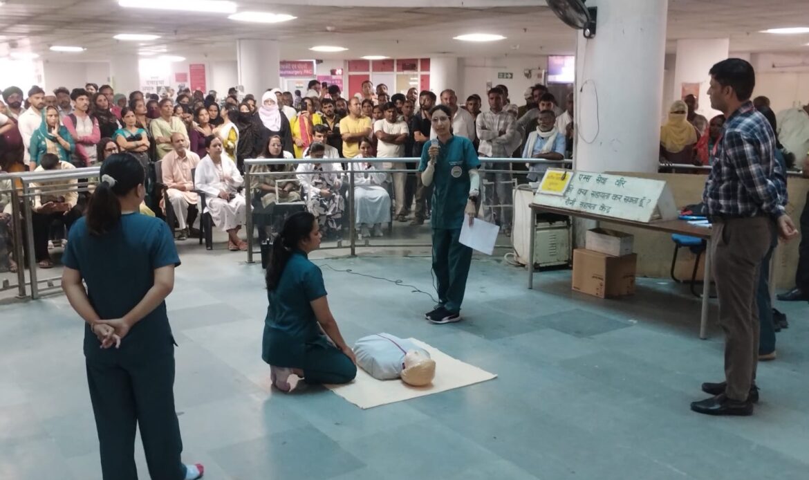 विश्व हृदय दिवस पर स्वास्थ्य जागरूकता अभियान, एम्स ऋषिकेश में ओपीडी मरीजों व तीमारदारों को किया हृदय संबंधी बीमारियों के प्रति जागरूक-Newsnetra 6 9532ec25 6360 4123 ab52 a61704dc8703