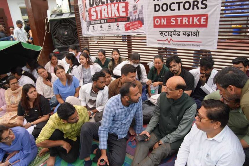 स्टाइपेंड बढ़ाने की मांग पर 9 दिन से धरने पर बैठे डॉक्टरों से मिले स्वास्थ्य मंत्री, आश्वासन के बाद आंदोलन स्थगित-Newsnetra 3 IMG 20260917 WA0108