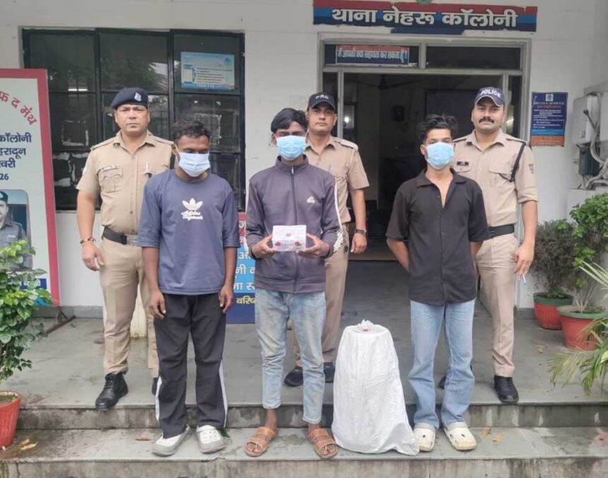 नेहरू कॉलोनी क्षेत्र में बंद मकान का ताला तोड़कर चोरी करने वाले तीन आरोपी गिरफ्तार, 2 लाख के जेवर बरामद-Newsnetra 3 IMG 20260918 WA0124