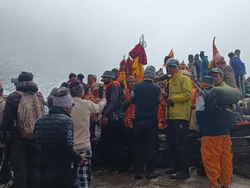 नंदा देवी जात यात्रा में SDRF की अहम भूमिका, दुर्गम रास्तों पर श्रद्धालुओं को मिल रही हरसंभव मदद-Newsnetra 11 IMG 20260923 WA0073 1