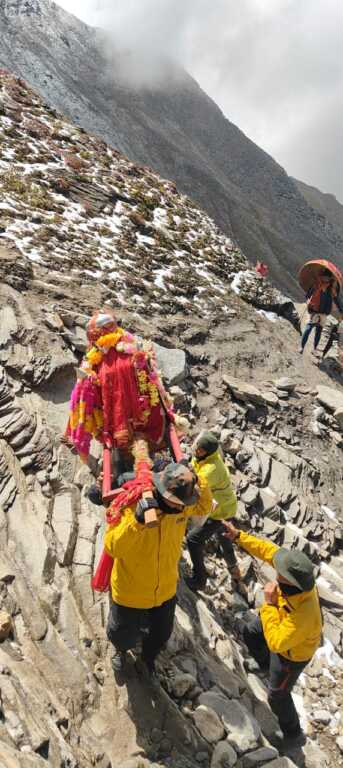 नंदा देवी जात यात्रा में SDRF की अहम भूमिका, दुर्गम रास्तों पर श्रद्धालुओं को मिल रही हरसंभव मदद-Newsnetra 15 IMG 20260923 WA0074