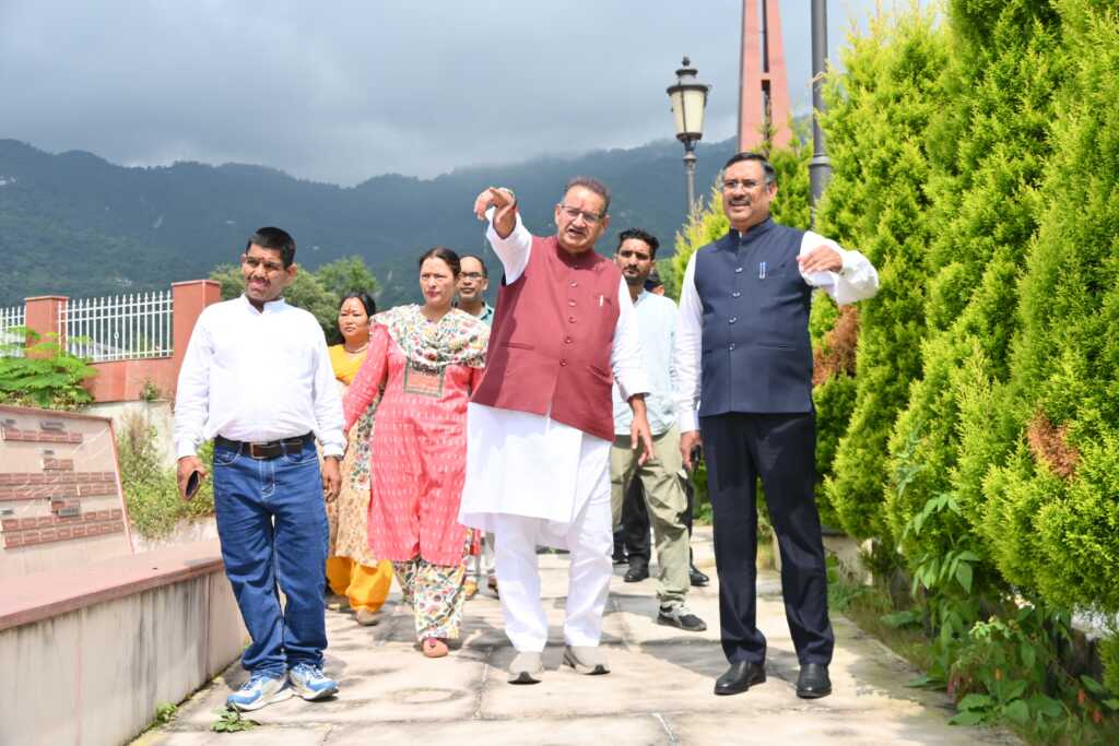 सैन्यधाम का निरीक्षण करने पहुंचे मंत्री गणेश जोशी, शौर्य स्तंभ से लेकर शहीदों की नाम पट्टिकाओं की फिनिशिंग के दिए निर्देश-Newsnetra 15 IMG 20260926 WA0133 1