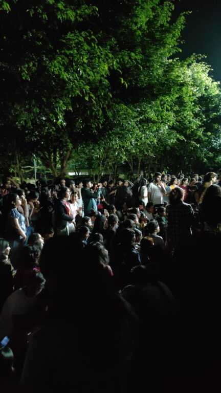 देहरादून: दून विवि की मेस के खाने में निकला कीड़ा, देर रात कुलपति आवास के बाहर छात्रों का हंगामा-Newsnetra 18 IMG 20260928 WA0153