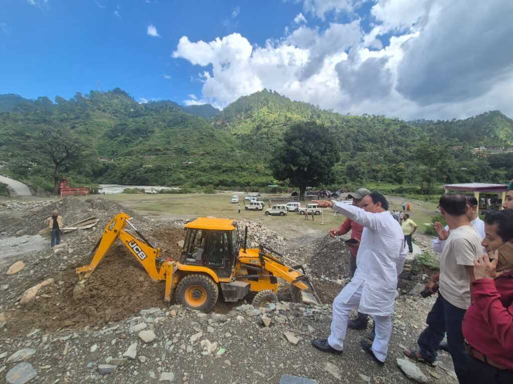 डॉ. धन सिंह रावत ने पाबो के दूरस्थ गांवों में किया पैदल जनसंपर्क, जनसमस्याएं सुनीं और विकास कार्यों का लिया जायजा-Newsnetra 24 IMG 20260929 WA0123 1