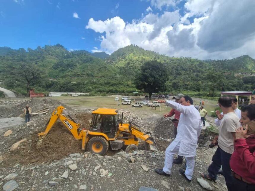 डॉ. धन सिंह रावत ने पाबो के दूरस्थ गांवों में किया पैदल जनसंपर्क, जनसमस्याएं सुनीं और विकास कार्यों का लिया जायजा-Newsnetra 17 IMG 20260929 WA0123