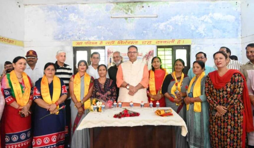 गणेश जोशी ने ‘आंगन का मिलन’ कार्यक्रम में गर्भवती महिलाओं को बांटी महालक्ष्मी किट, आंगनबाड़ी कार्यकत्रियों का किया सम्मान-Newsnetra 7 IMG 20260930 WA0108