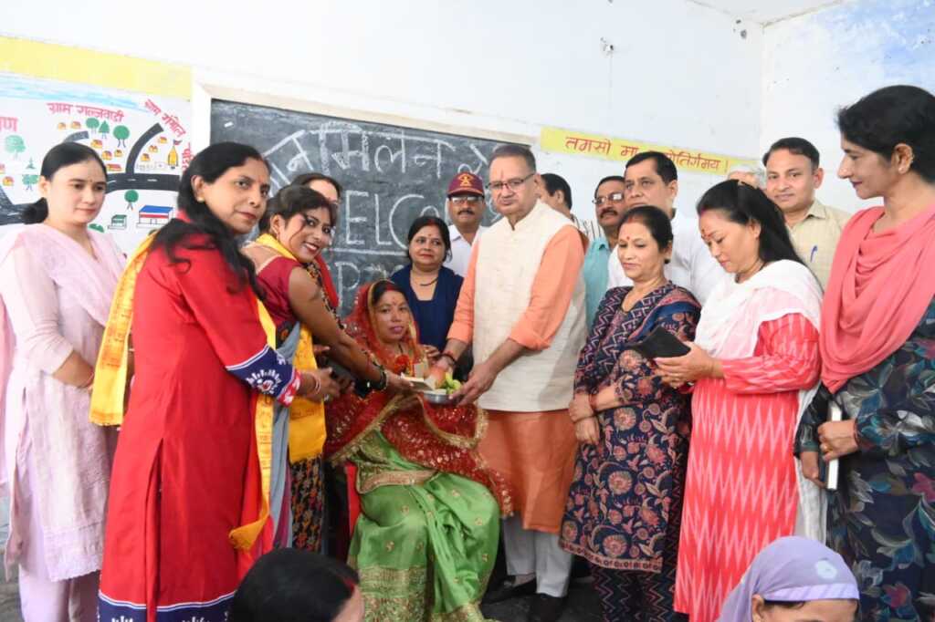 गणेश जोशी ने ‘आंगन का मिलन’ कार्यक्रम में गर्भवती महिलाओं को बांटी महालक्ष्मी किट, आंगनबाड़ी कार्यकत्रियों का किया सम्मान-Newsnetra 9 IMG 20260930 WA0110