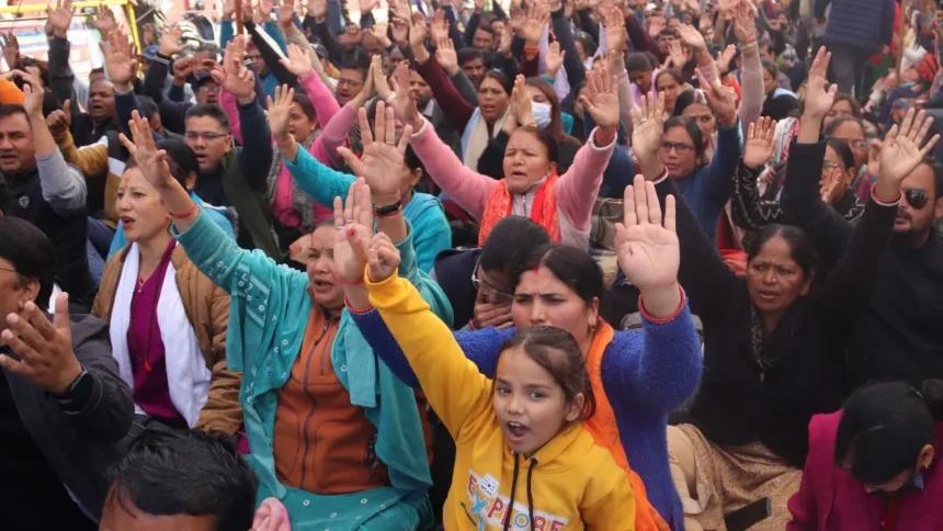 उपनल कर्मचारियों को बड़ा लाभ, चरणबद्ध तरीके से मिलेगा न्यूनतम वेतन और महंगाई भत्ता-Newsnetra 3 UPNL Worker Protest 1764087887168